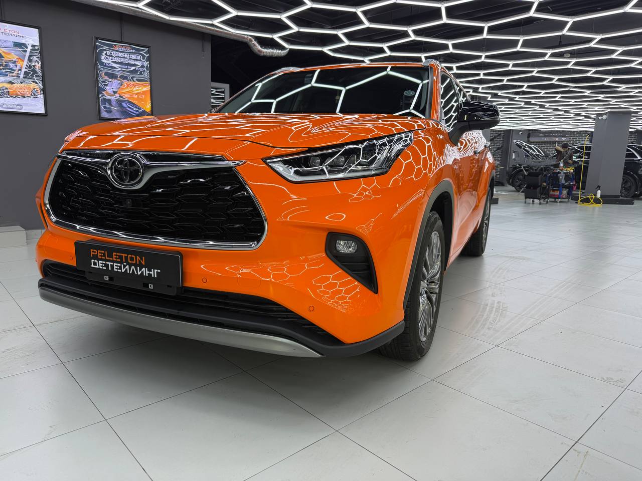 Оклейка Toyota Highlander в McLaren Orange: из черного - в яркий и бескомпромиссный
